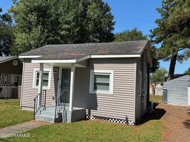 Building Photo - 202 Adelma St
