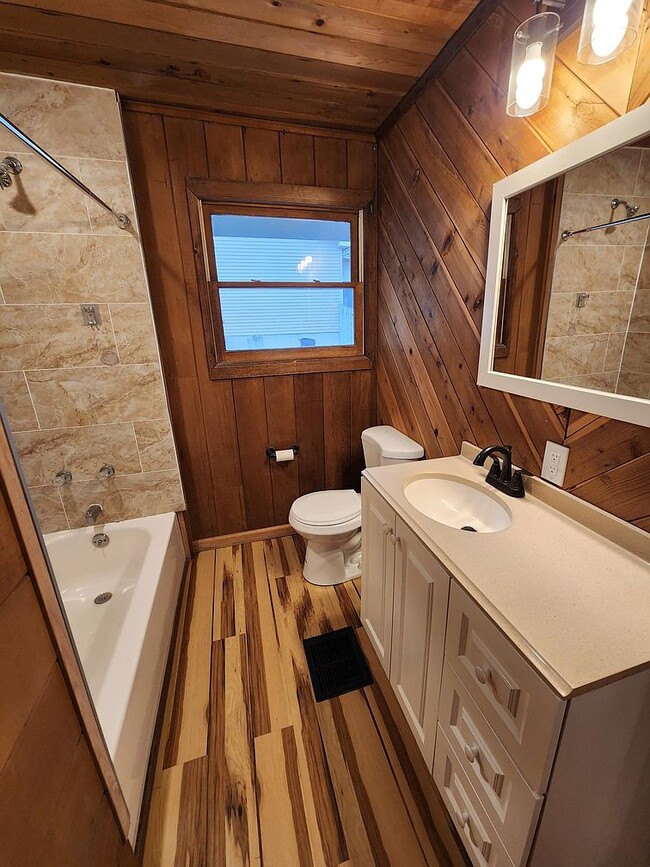Building Photo - 701 W Lakeshore Dr Rental
