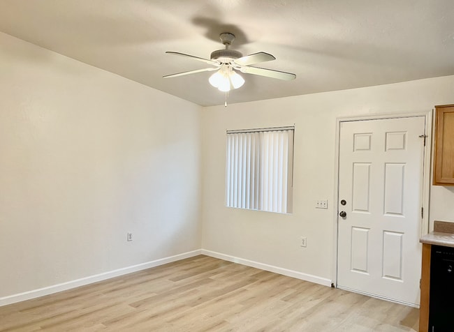 Photo - 4454 E 3rd St Unidad 1