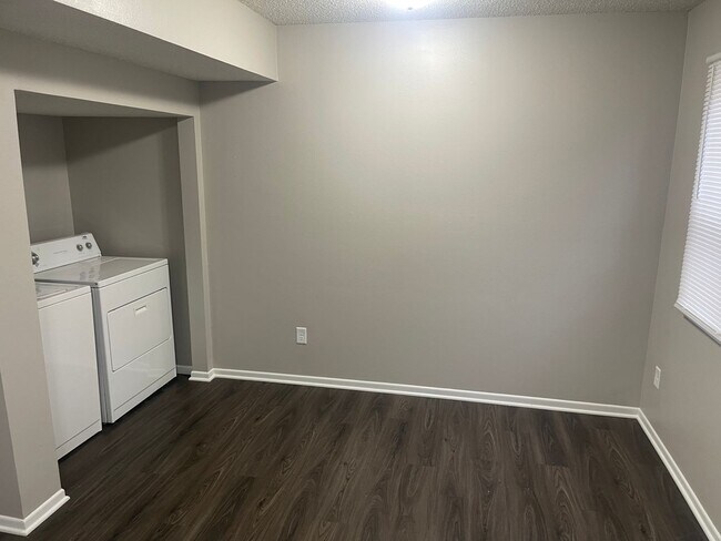 Building Photo - 1624 Pleasant View Dr Unit 1624 E Pleasant View Drive