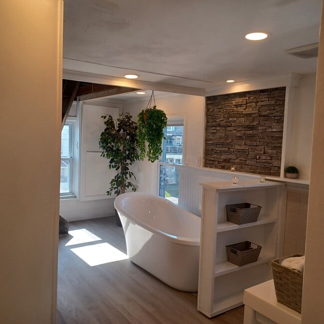 Building Photo - 104 Hill Ave Unit top floor Rental