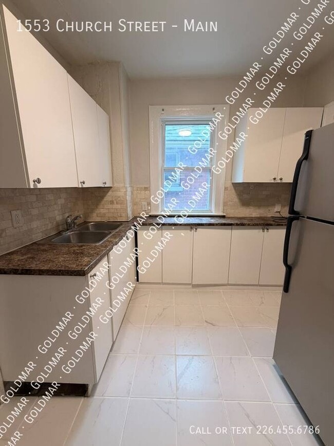 Building Photo - All Inclusive - main floor of house - Available now! Unit Main