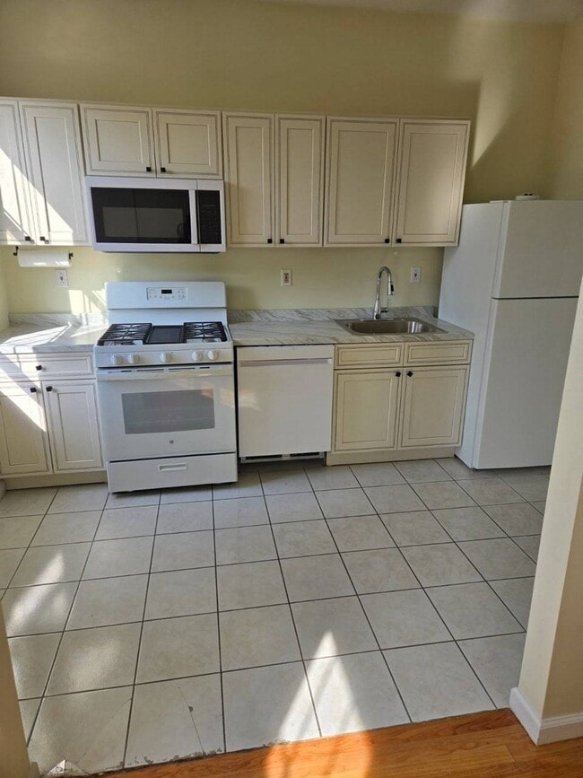 Photo - 121 Weirfield St