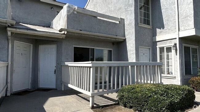 Building Photo - Cozy 2 Bedroom 2.5 Bathroom Townhome in Ri...