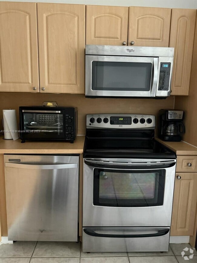 Building Photo - 7940 NW 6th St Unit 103 Rental
