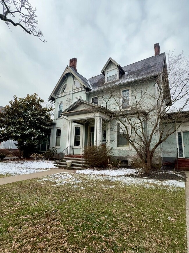 Front of house - 112 W Main St Unit 2A