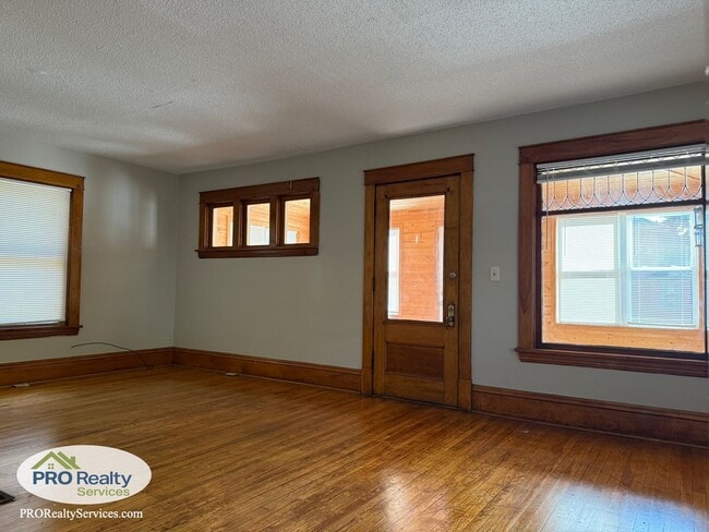 Building Photo - Updated 3 Bedroom House in Minneapolis