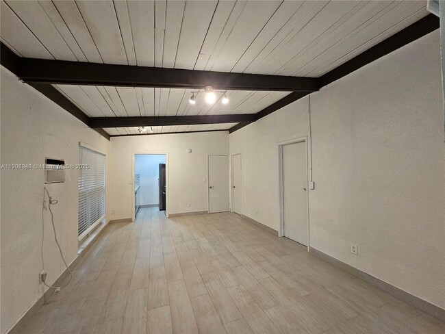 Building Photo - 227 SE 1st St Unit 7