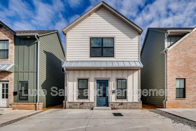 Building Photo - 604 W 2nd St