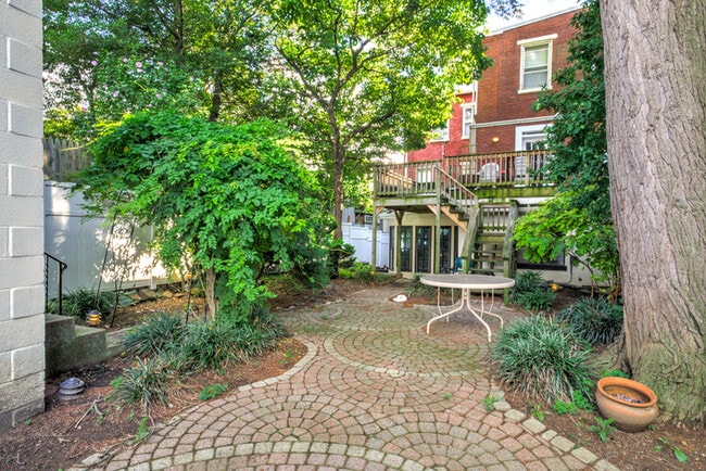Photo - 121 E Chestnut St