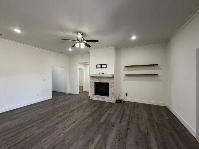 Photo - 405 Ranger St