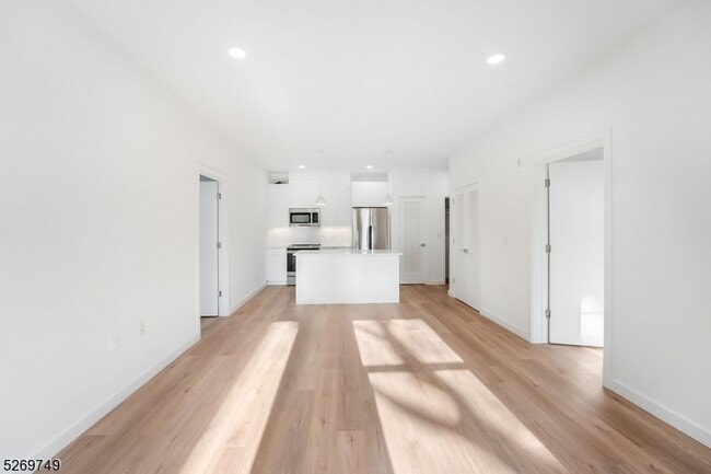 Building Photo - 25 Freeway Dr E Unit 502