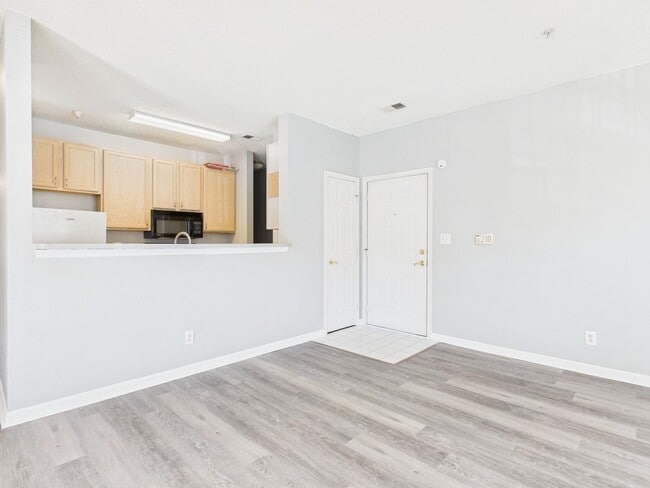 Photo - 801 Brassie Ln Unidad E