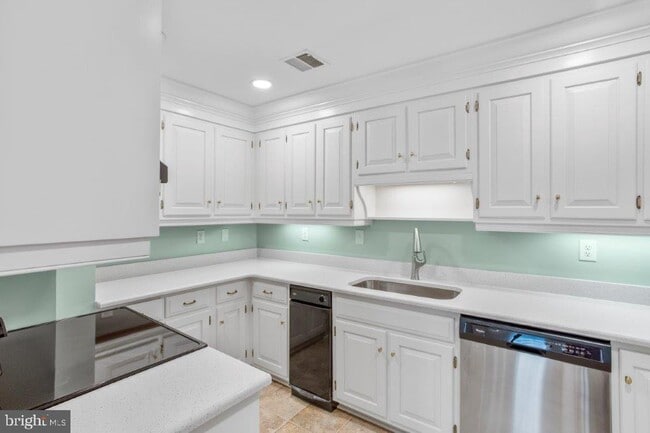 Photo - 117 E Dover St Unidad 208