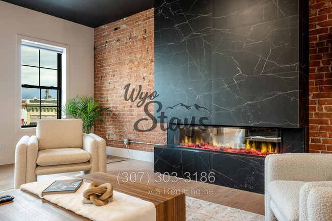 226 N Main St