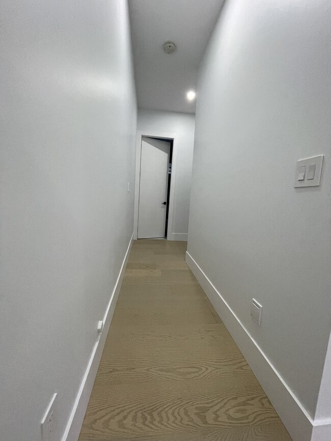 Photo - 1611-1134 134 St Unit BSMT