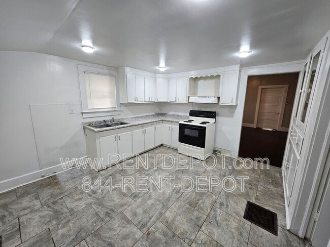 Photo - 304 S Grand Ave