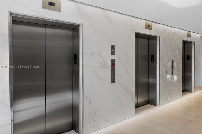 Photo - 540 Brickell Key Dr Unidad 1715