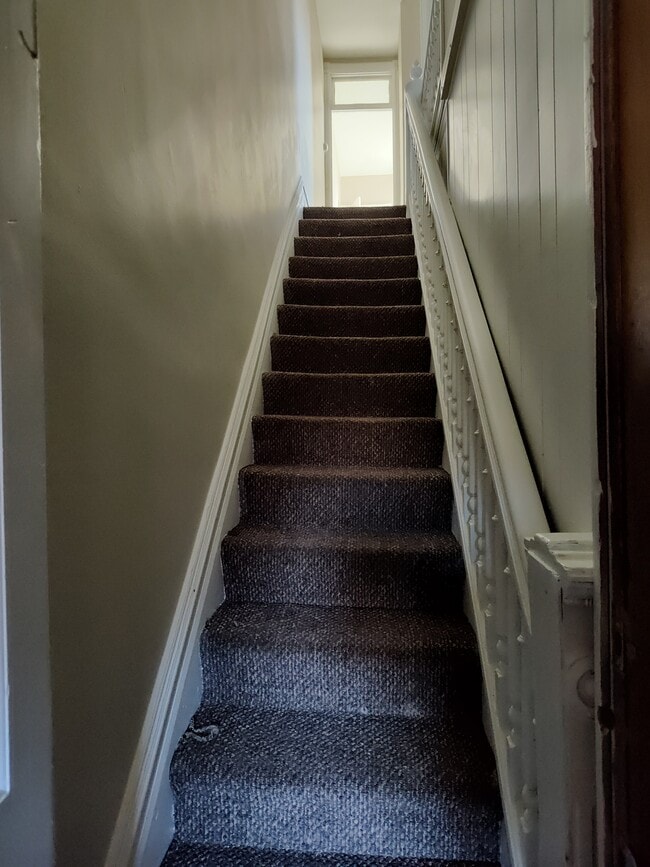 Escaleras de entrada - 1224 Eckert Ave Unidad 2nd-3rd Floor