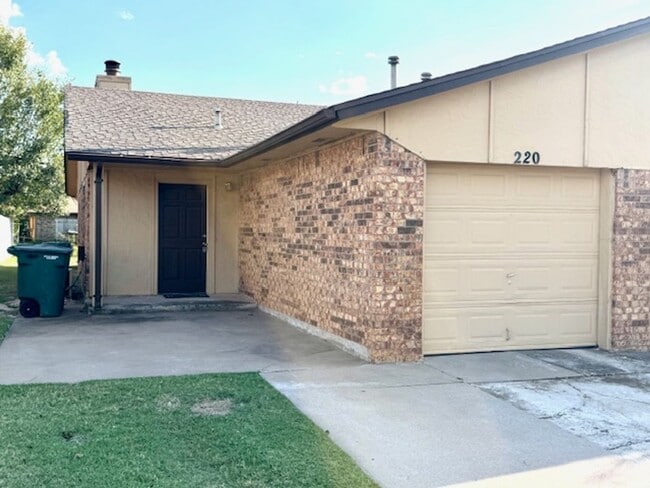 Building Photo - Very nice updated 2 bedroom / 2 bath Duple...