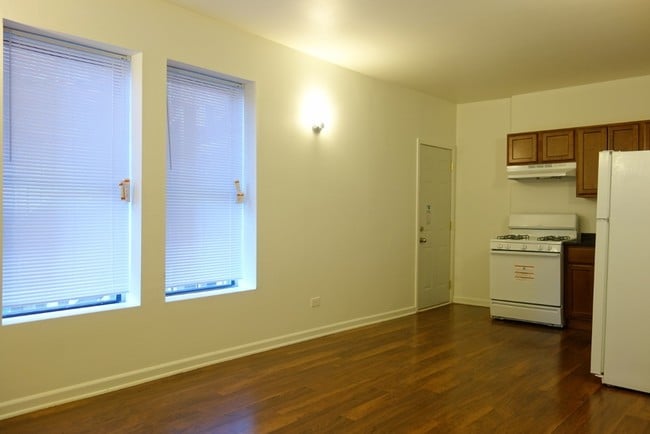 Kitchen - 801-05 E Drexel Square Chicago, IL 60615