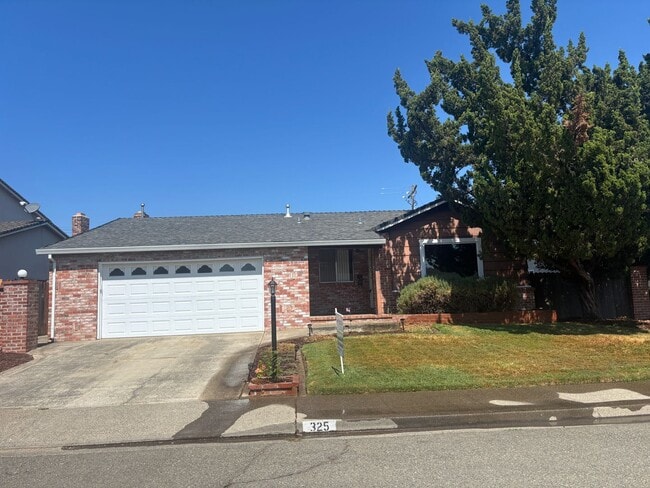 Building Photo - Central Roseville 3 Bedroom 2 Bath, Separa... Rental