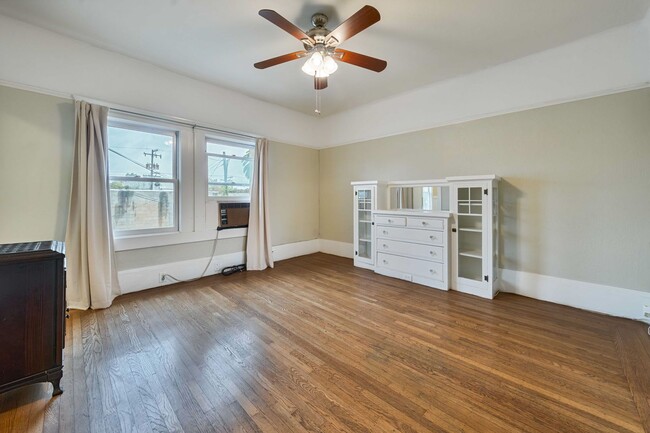 Photo - Charming Midtown 1-Bedroom Apartment with ...