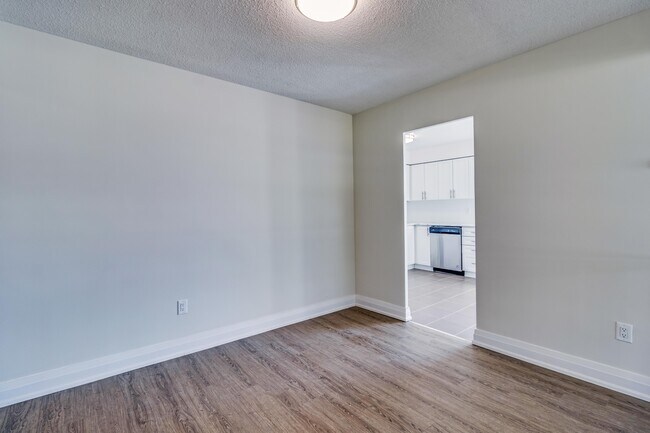 Photo - 10 Carabob Ct