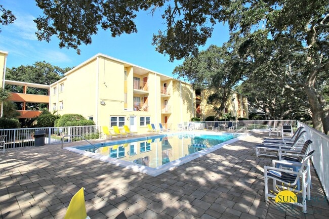 Photo - 1 mile East of Hurlburt AFB, beautiful Cedars condo!