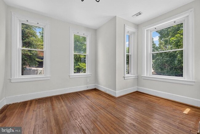 Photo - 1252 E St NE