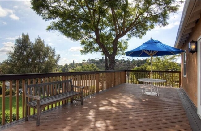 Photo - Lovley 3 bedroom 1 bath House, Fantastic views! Front and backyard