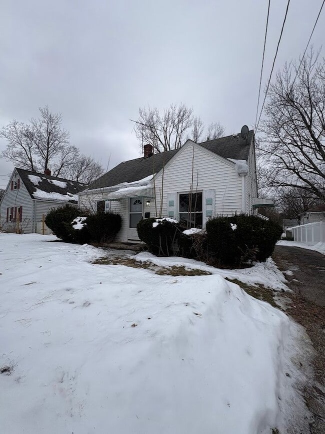 Building Photo - Three bedroom one bathroom home for rent