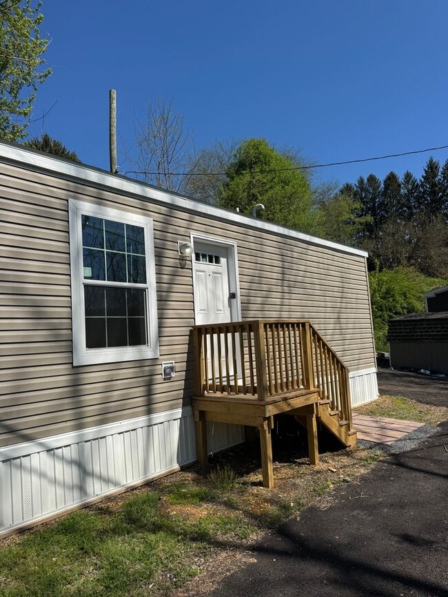 Building Photo - 465 Royal Manor Rd Unit #2