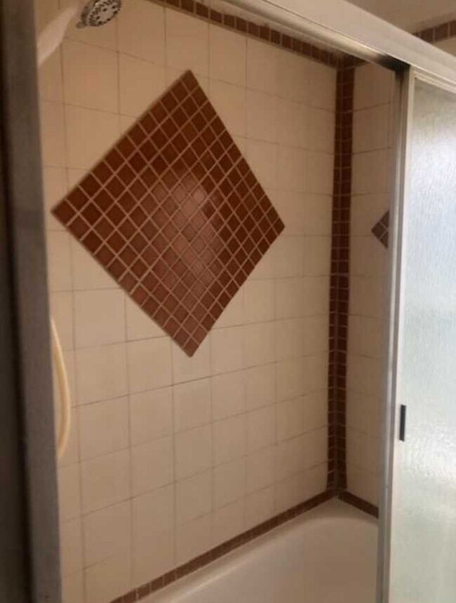 Shower - 204 W Grove St