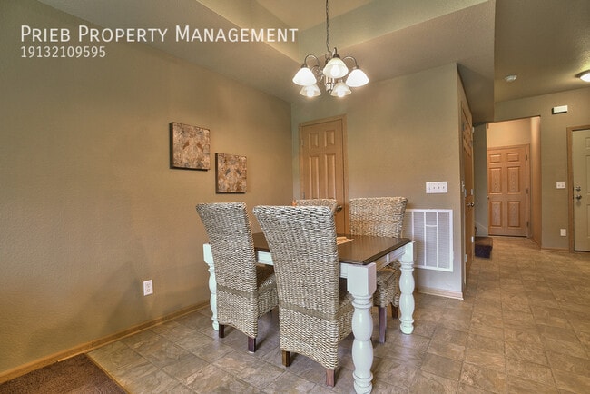 824 S Woodson Ct