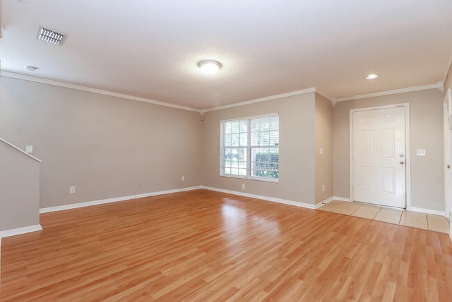 Photo - 8621 Hawbuck St