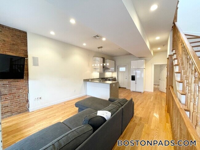 Photo - 98 L St
