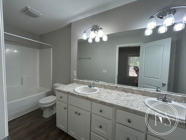 Photo - 515 Fraser Dr