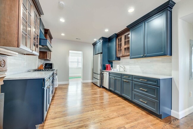 Photo - CONDO ON THE HILL 3 BED 1 BATH - Hardwood ...