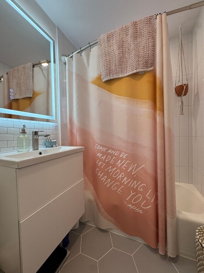 Building Photo - Charming 3 Bedroom-No Broker Fee