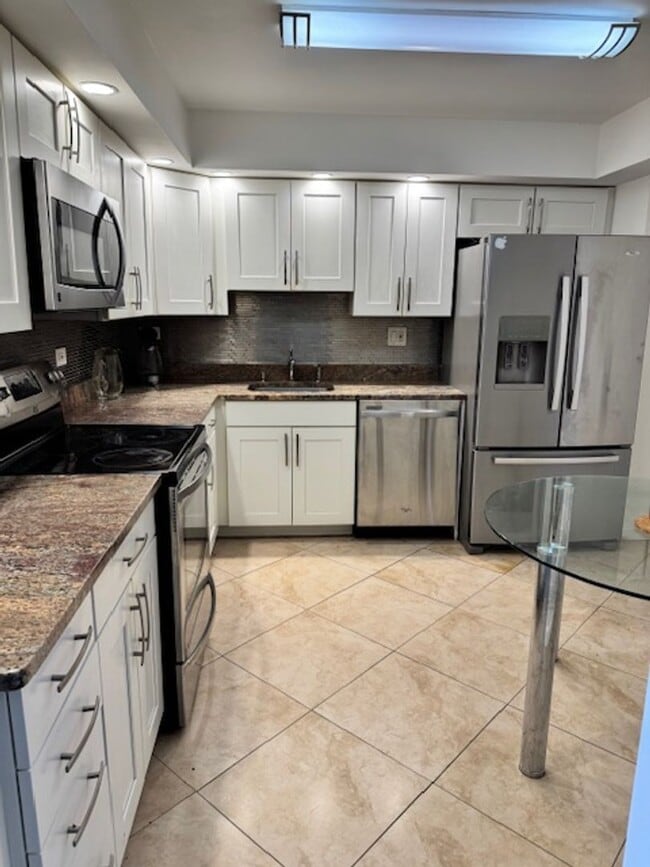 Photo - 2/2 SUNNY ISLES