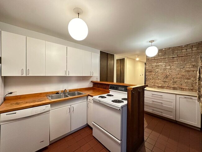 621 W Surf St Unit 3