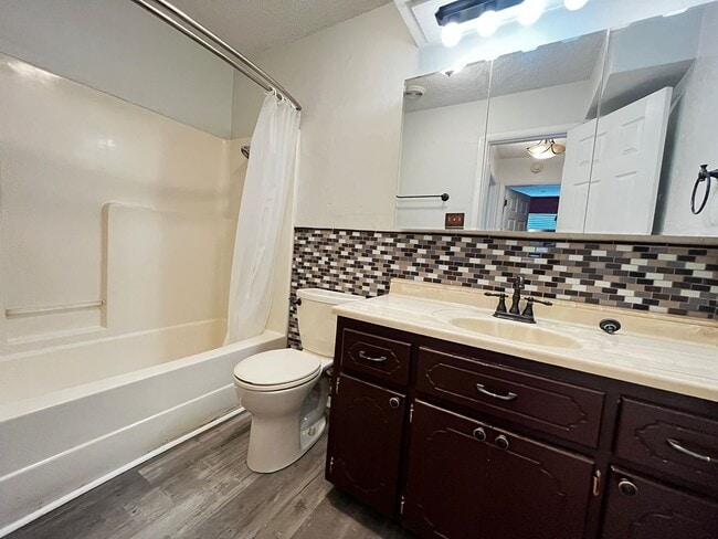 Photo - 4807 NW Cheyenne Ave