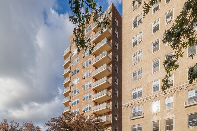 34 Plaza St E - Vanderbilt Plaza - 34 Plaza St East