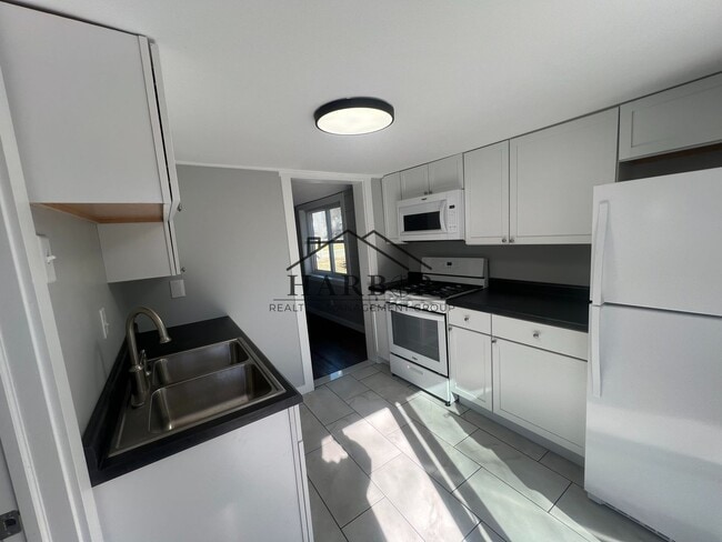 Building Photo - Newly Remodeled 2 Bedroom + Bonus Room Home