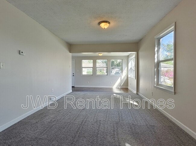 Photo - 616 E 61st St