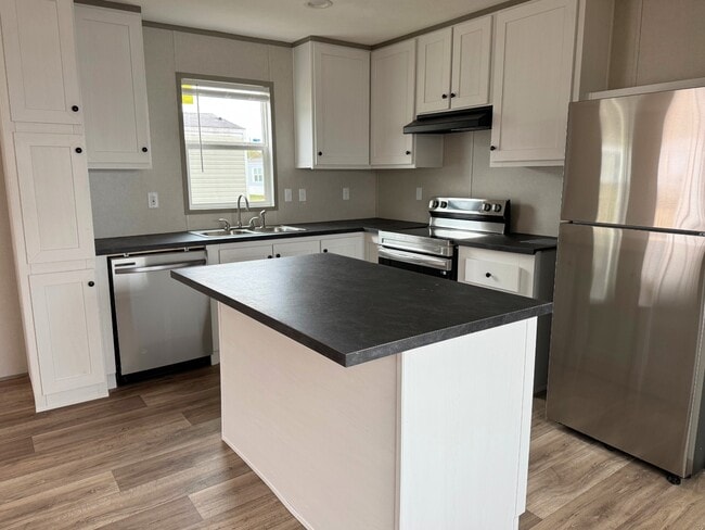 Photo - 563 Travis Wy