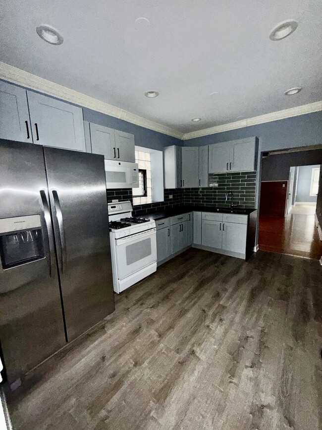 Photo - 1741 N Mayfield Ave Unit 1