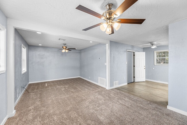 Photo - 910 SW 37th St