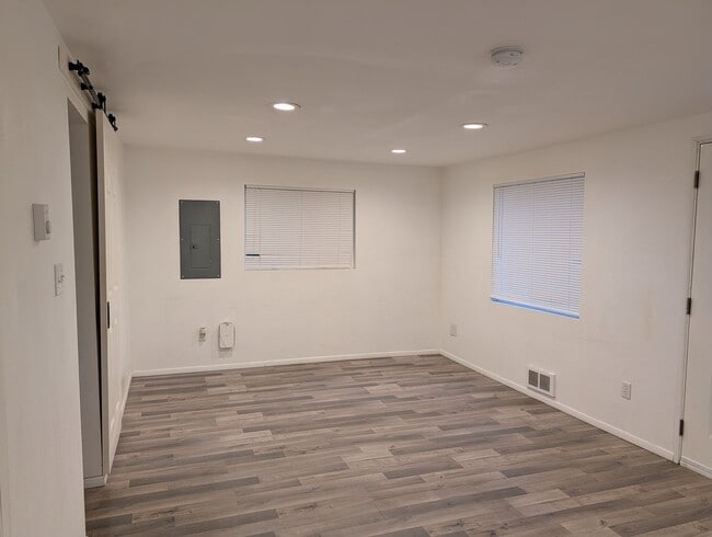 Photo - 107 E Section St